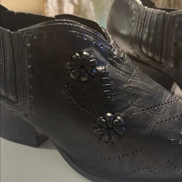 Black Leather Cowboy Boots with Pointed Toe and Decorative Stitching - Picture 4 of 16